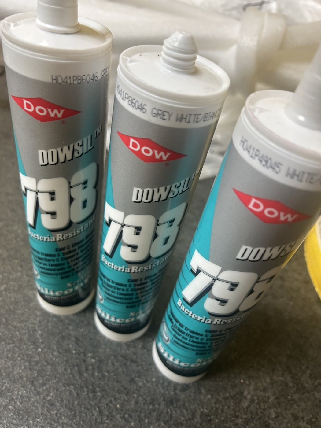 本案使用的 DOWSIL™ 798 抗菌防霉矽酮密封膠（灰白、白色）