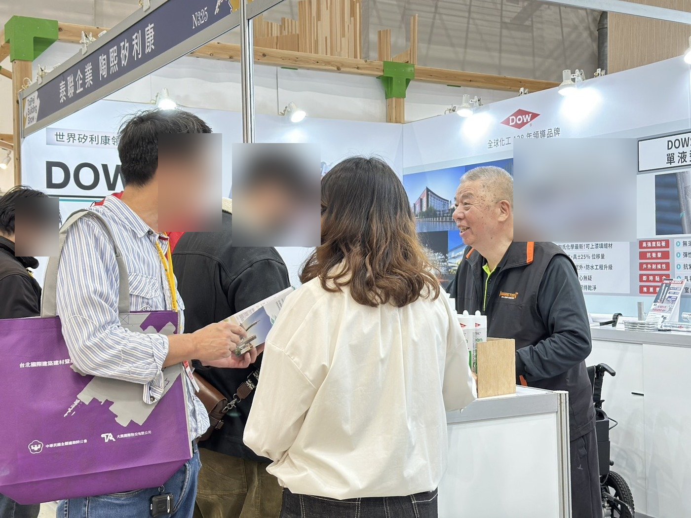 同仁向來賓介紹 DOWSIL™ Green