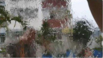 以手觸摸確認窗框內側乾燥無滲水