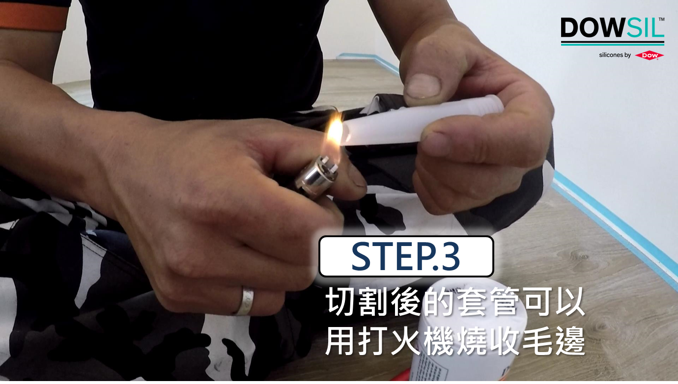 趁表面乾掉前用刮刀將矽利康抹平（記得來回重複抹平）