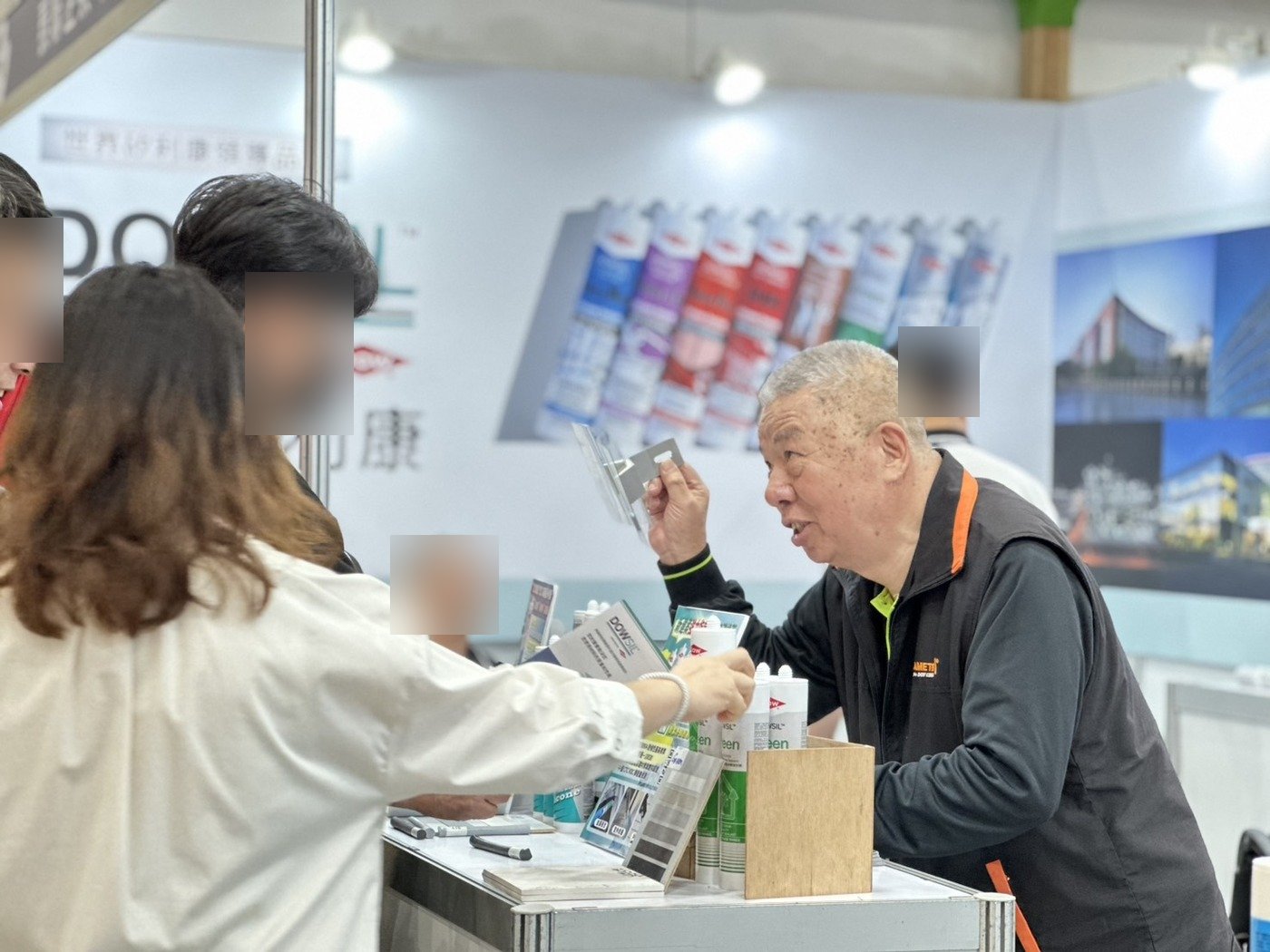 以樣品與色卡說明產品特性