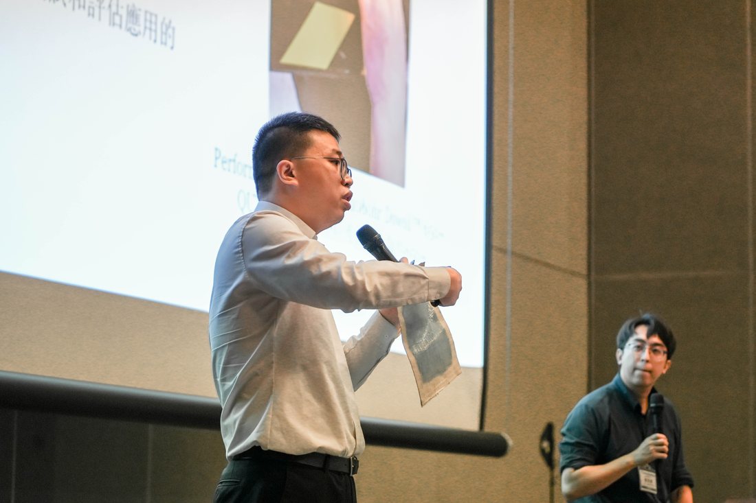 現場示範矽利康耐候測試樣品，講解產品在戶外環境下的表現