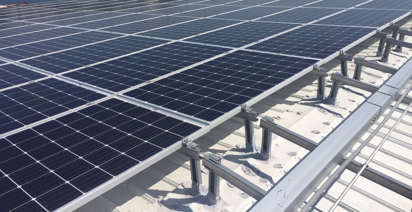 某鐵皮廠房屋頂光電案場：每一支立柱底座都是一處屋面穿孔，數量一多，任何一處施工不確實都可能成為漏點。