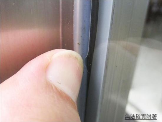 無法確實附著。可能原因有三:1.當時打太薄、2.施打前基材沒有清潔乾淨、3.材料品質選擇不佳,造成黏著不牢,經手一撥即可輕鬆撥開。