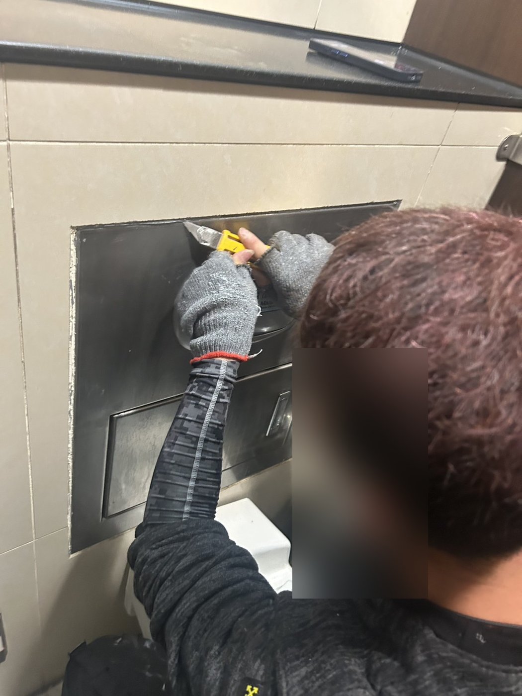 不鏽鋼設備面板周邊：先以刀具沿縫劃開、清除舊膠，再進行後續清潔