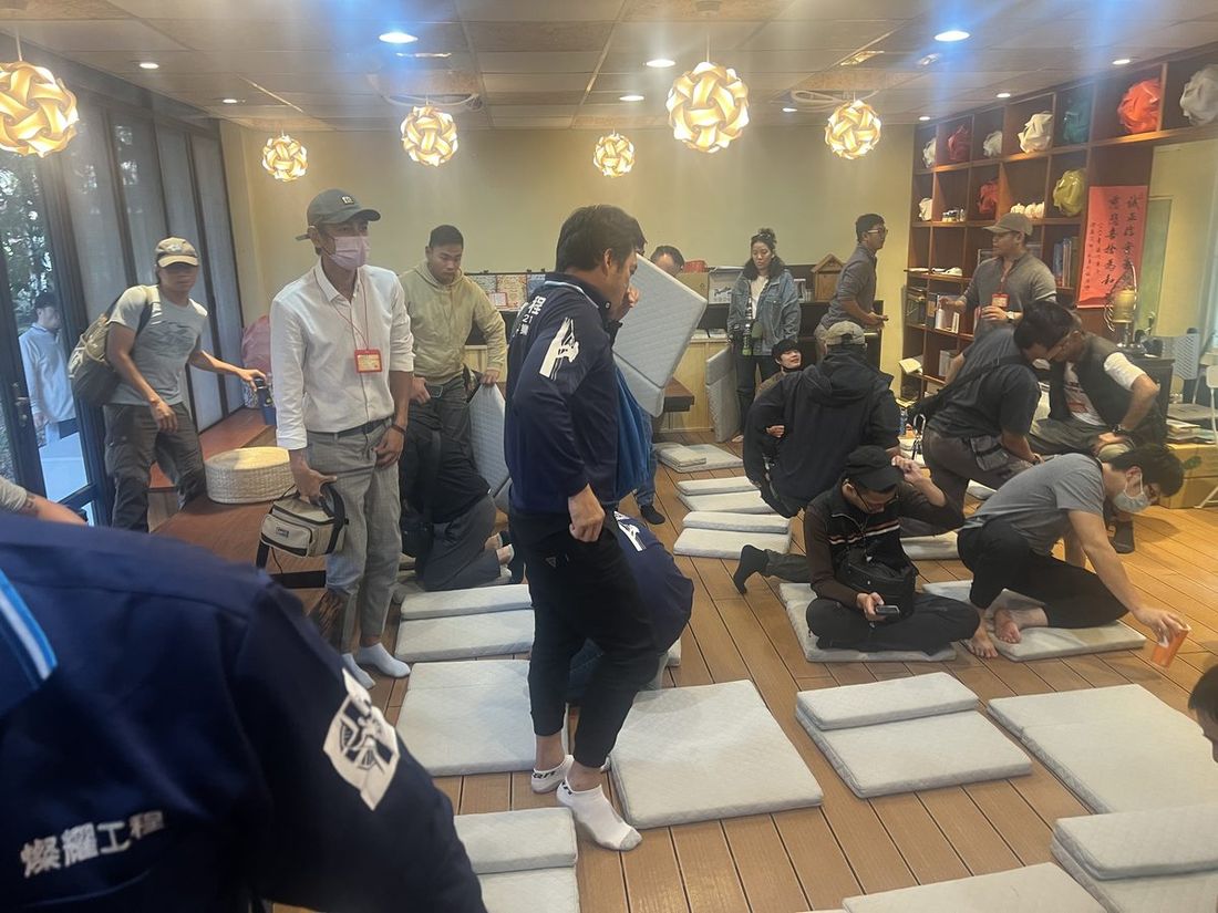 會員大會議程現場，與會夥伴陸續入座