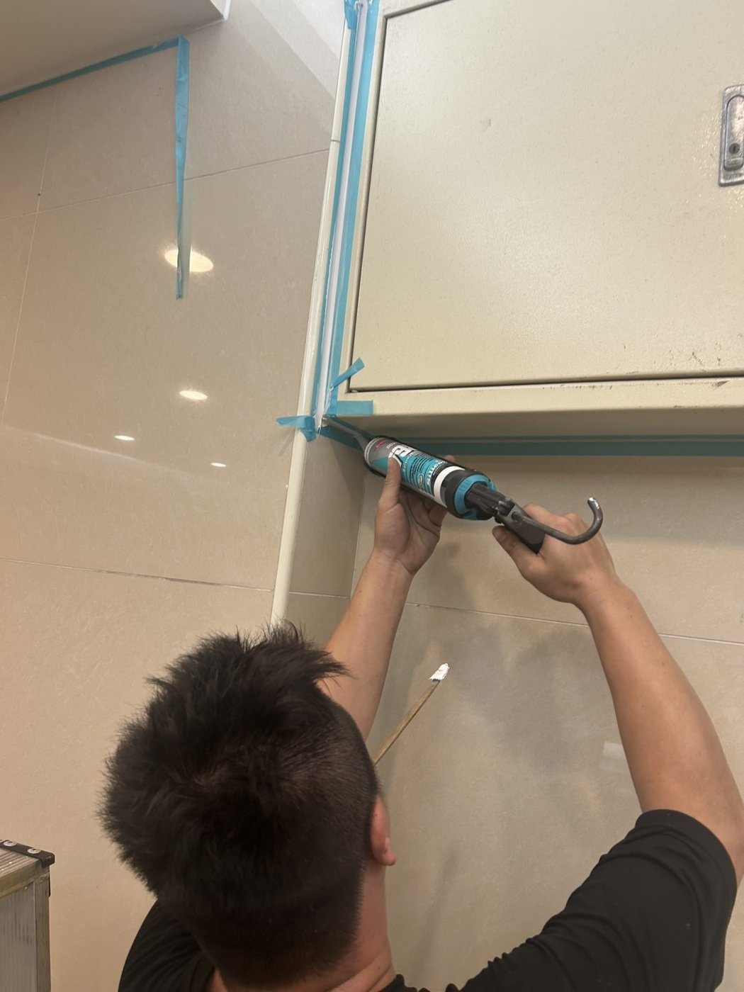 牆面與櫃體交接處的陰角接縫