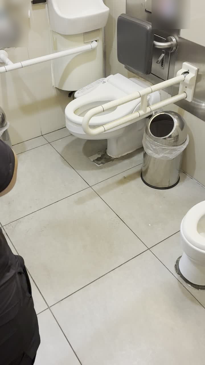 無障礙廁間的馬桶底座：舊膠顏色已明顯變深，屬於刮除重打的對象