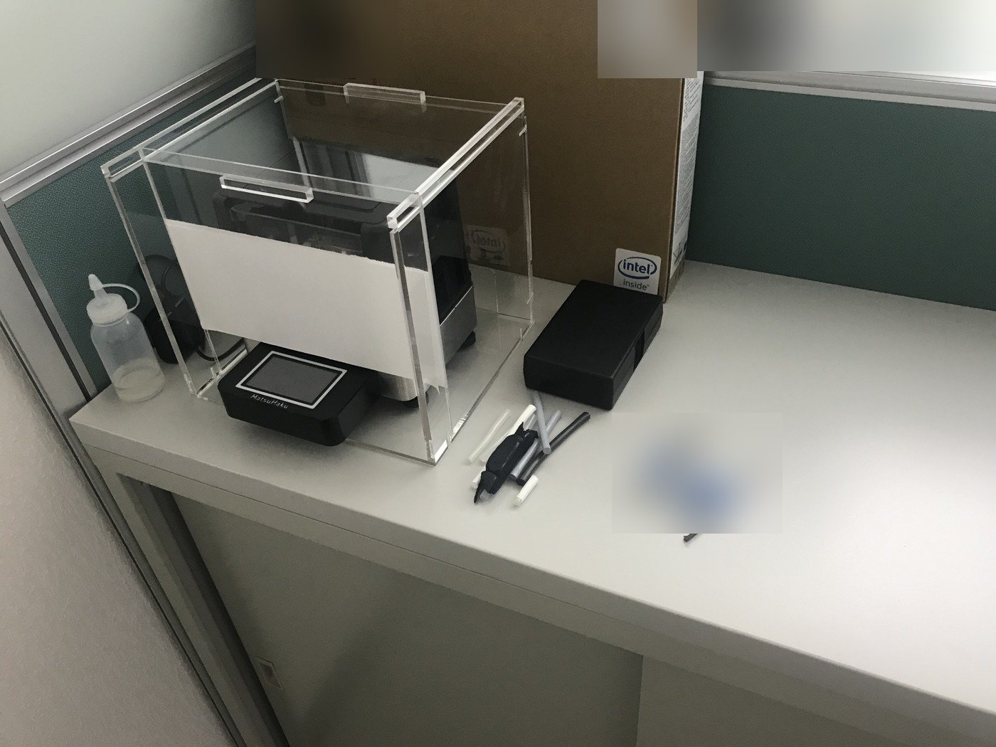 我們使用的固體密度計：秤重主機加上壓克力防風罩，旁邊放鑷子與裝純水的洗瓶。