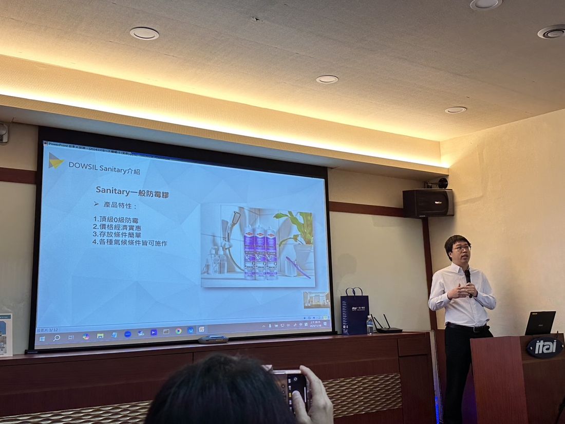 泰聯業務代表於課程現場介紹DOWSIL Sanitary防霉膠產品特性