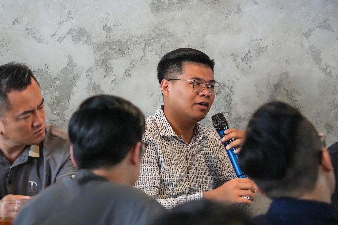 會後與會夥伴圍坐交流，就工程實務問題持續討論