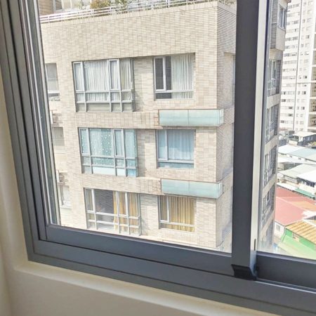 配合工班施打案例：玻璃窗框矽利康施作（新北永和）