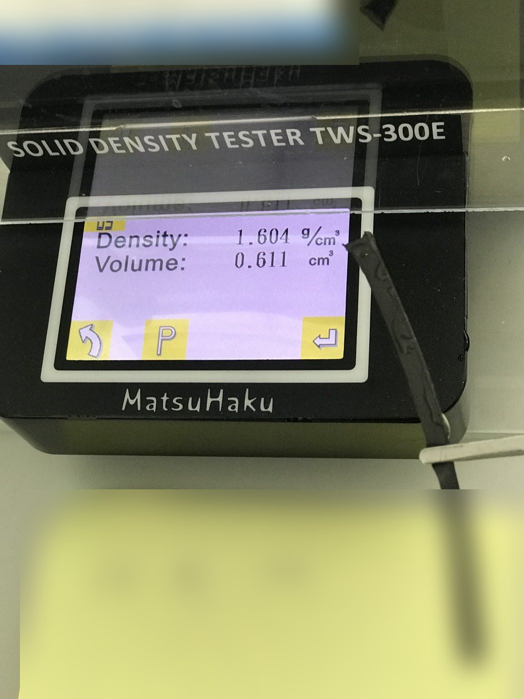 樣本 E：浴廁切膠，讀數 1.604 g/cm³，明顯比其他樣本高。