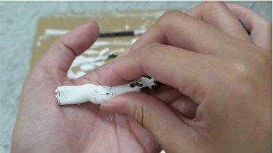待油漆乾燥後拉、扭矽利康測試油漆附著情況（上圖為NP）