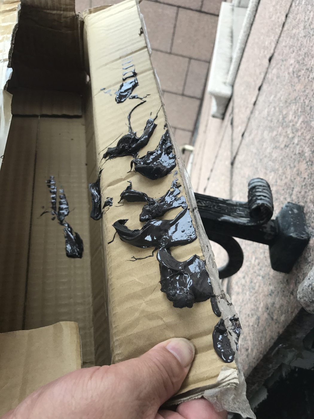 現場挖除下來的舊聚硫膠呈軟糊狀，正是「軟化黏稠」而非龜裂變硬的老化樣貌。