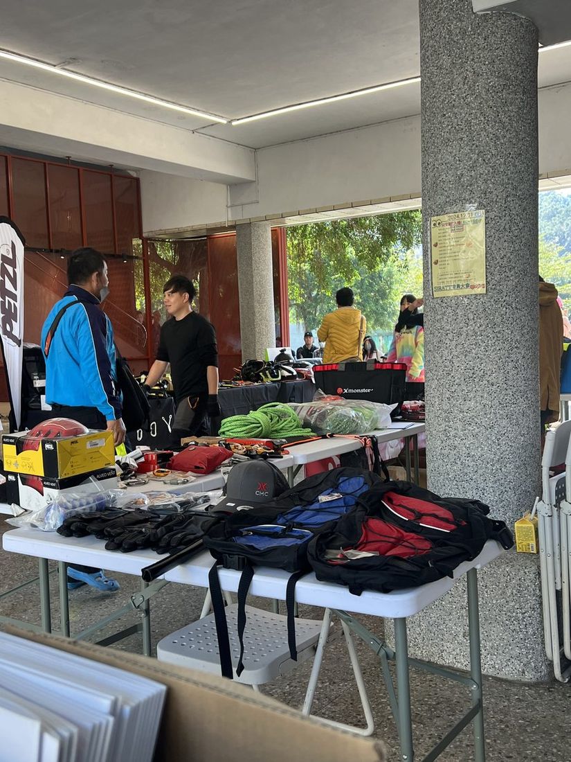 泰聯攤位與其他裝備廠商並列，展示安全吊帶、頭盔等高空作業裝備