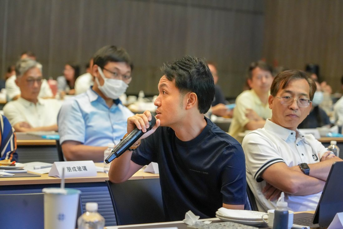 朋成玻璃代表於問答環節提出現場實務問題