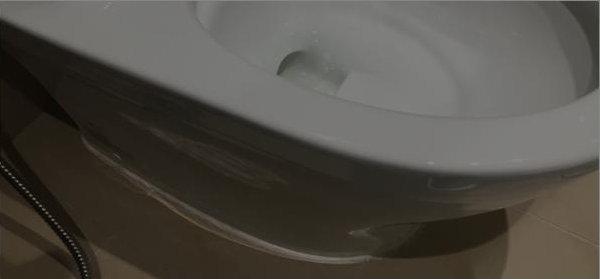 馬桶邊與地板交界未確實施打