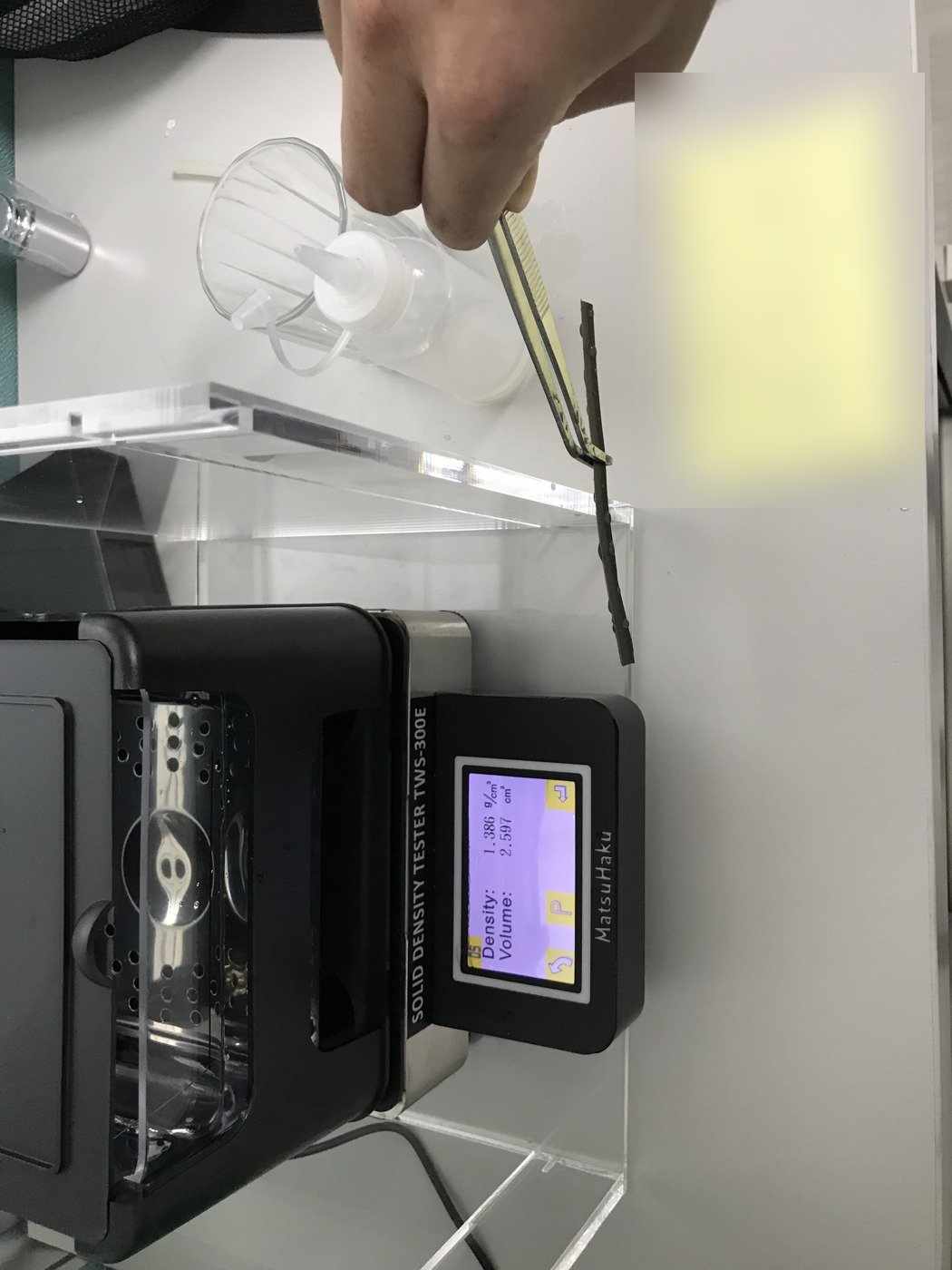 用鑷子夾取膠條上機，避免手上的油脂沾到樣本。